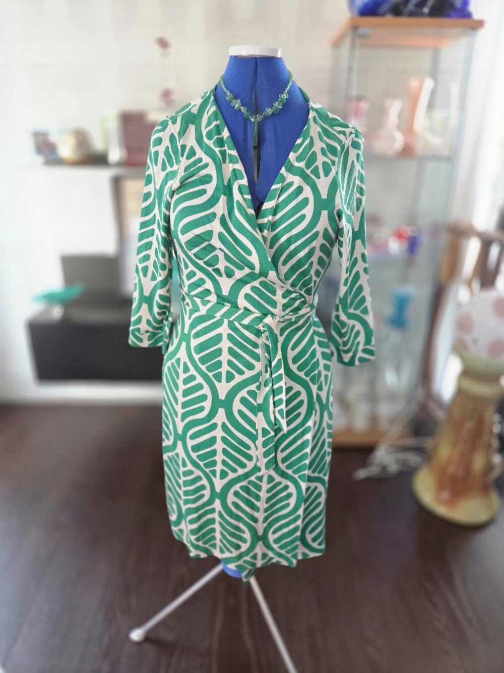 Vintage Diane von Furstenberg DVF 100% Silk Leaf Print Wrap Dress Size 14